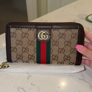 Women’s zip wallet